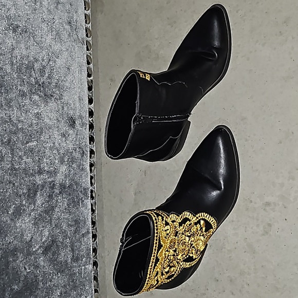 Black Pointed Toe Ankle Booties with lovely Western Embroidery - Picture 1 of 6